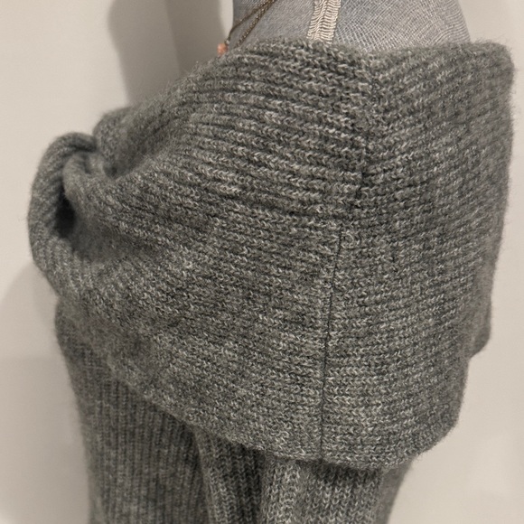 H&M Off-Shoulder Twist Knit Sweater - Gray NWT Size M - Picture 8 of 10